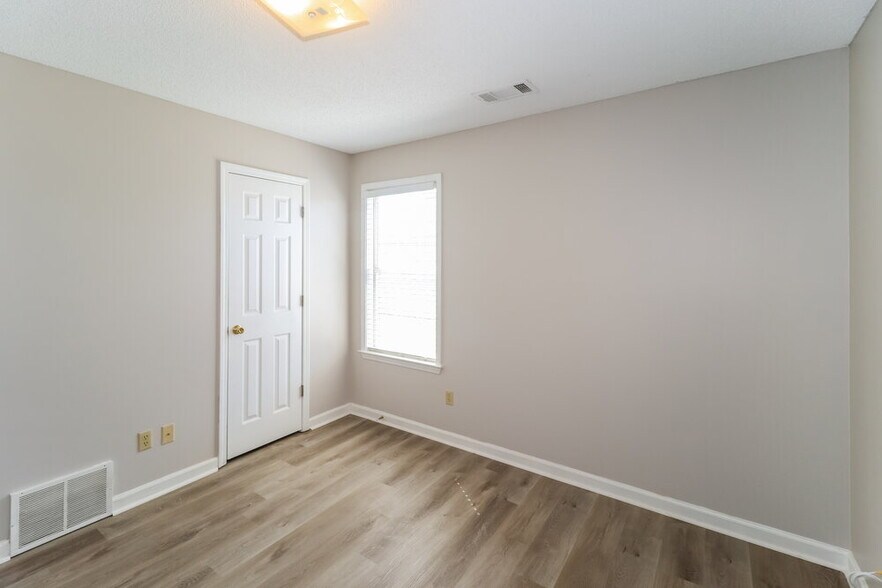 Building Photo - 8692 Overcup Oaks Dr