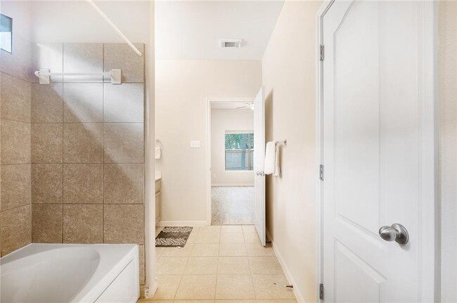 Building Photo - 2205 Independence Dr