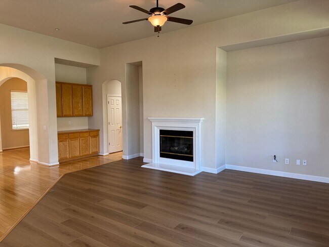 Building Photo - 1587 Regent Dr