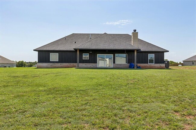 Building Photo - 4930 Meadow Dr