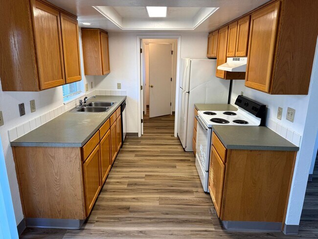 Building Photo - 2 Bedroom Duplex in Southwest Eugene