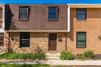 Building Photo - 1865 Willoway Cir N