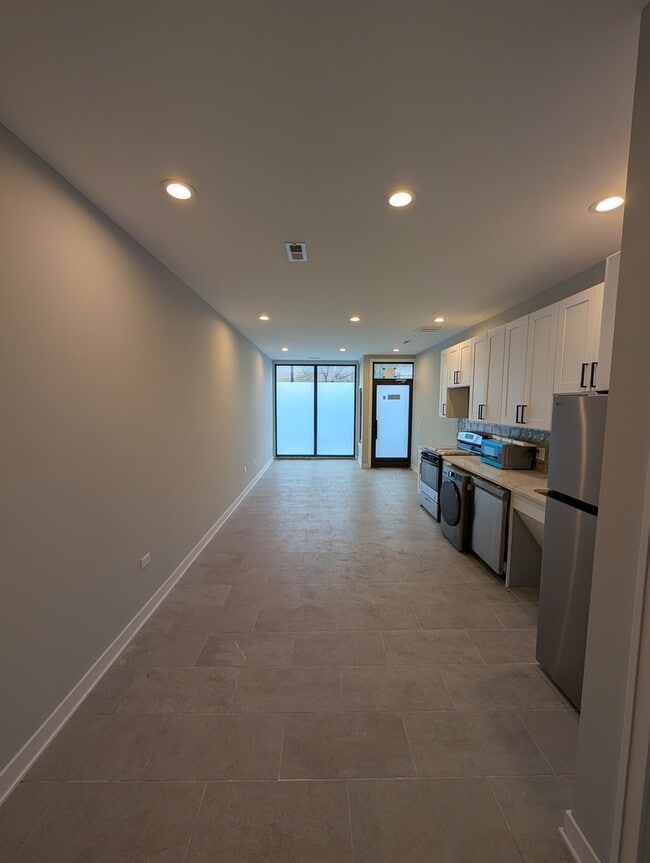 Building Photo - 5418 W Belmont Ave