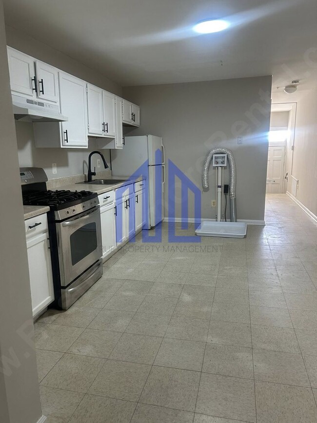 Building Photo - Just Listed in Union Square