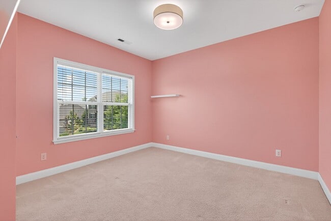 Building Photo - “5-Bedroom Home with Bonus Room & Resort-S...