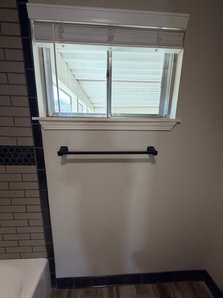 Full Bath - 536 Sherwood Ln