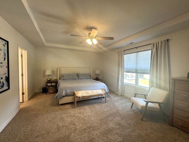 Building Photo - Beautiful home! Minutes to Surf City!