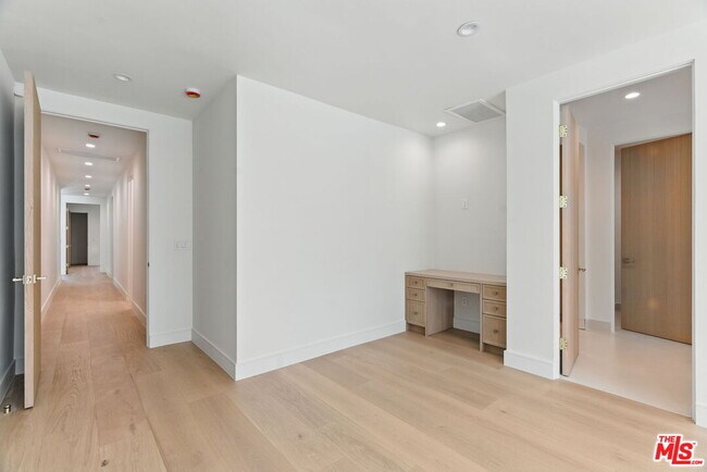 Building Photo - 603 N Camden Dr