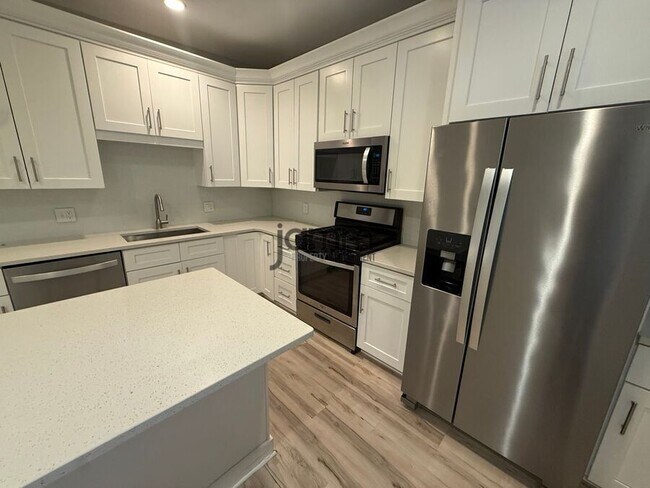 Building Photo - 1441 W 58th St