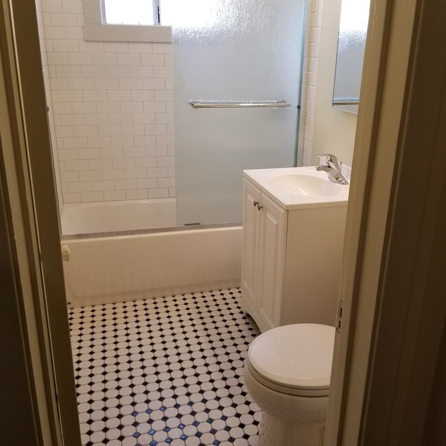 Building Photo - 1014 Newport Ave