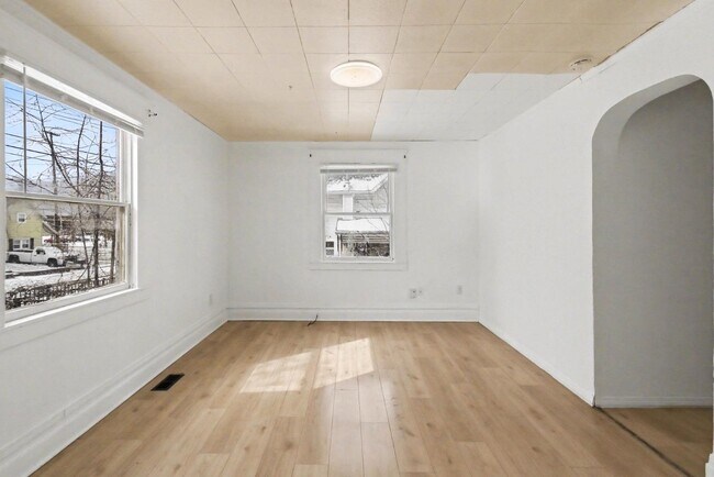 Building Photo - 811 Larned St