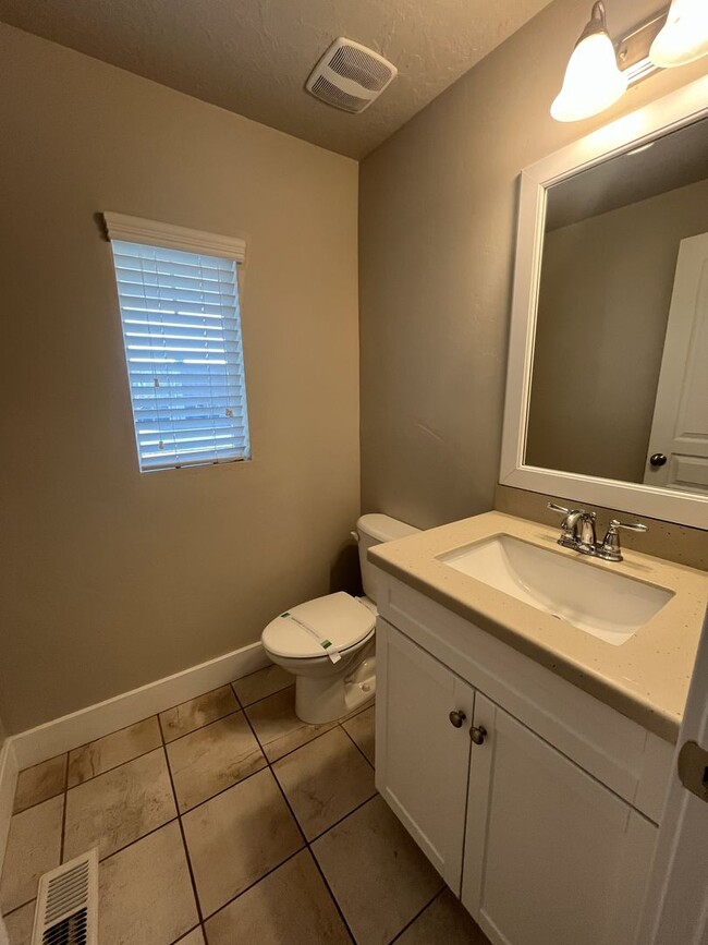 Building Photo - 1 MONTH FREE- 3 Bed, 2.5 Bath Townhome in Pleasant Grove