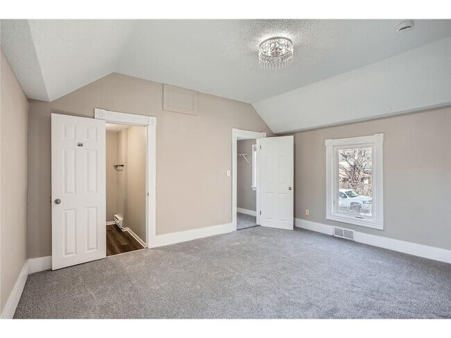 Building Photo - 707 Jenks Ave E