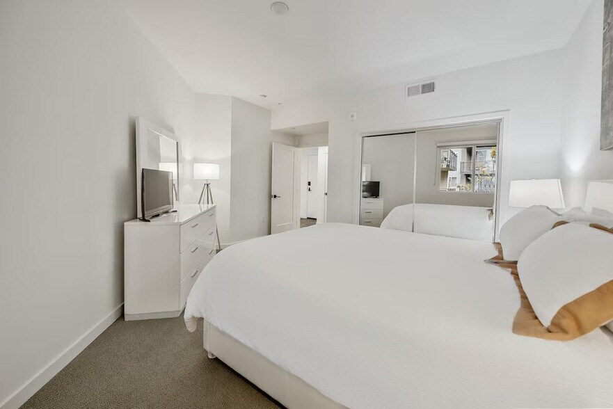 Building Photo - 593 Camino De La Reina