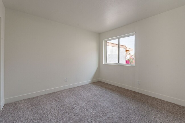 Building Photo - Fresh & Clean Townhome in North Phx!