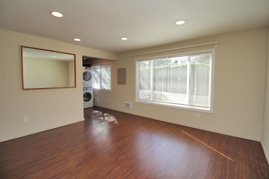 Building Photo - 4232-4232 SE Cesar Estrada Chavez Blvd