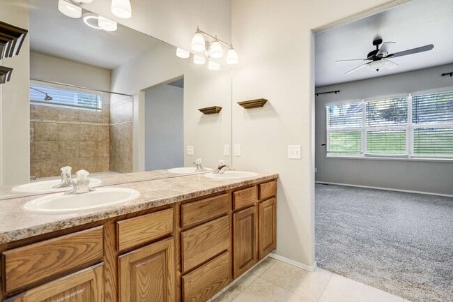 Building Photo - D20 5bdrm Home on Quiet Street in North Co...