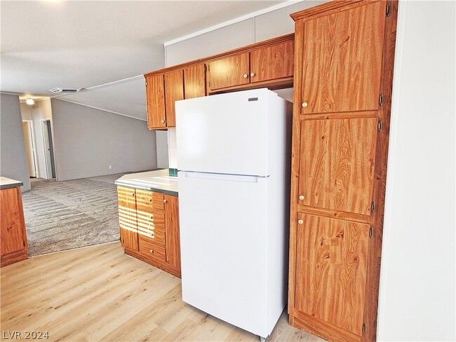 Primary Photo - 320 W Comstock Cir N