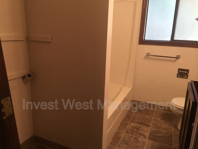 Building Photo - 14306 NE 14th Cir