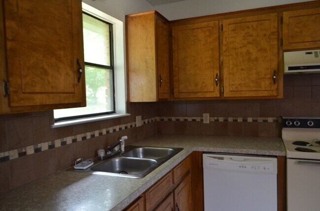 Building Photo - 205 Horseshoe Dr