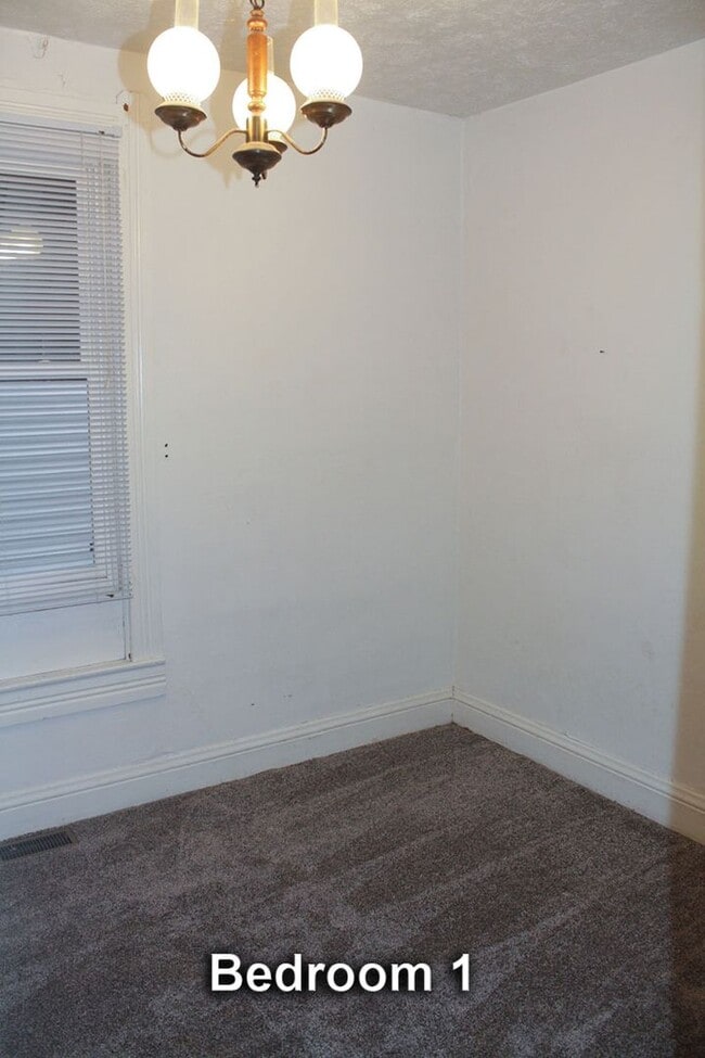 Building Photo - 2 bed 1 bath home with garage
