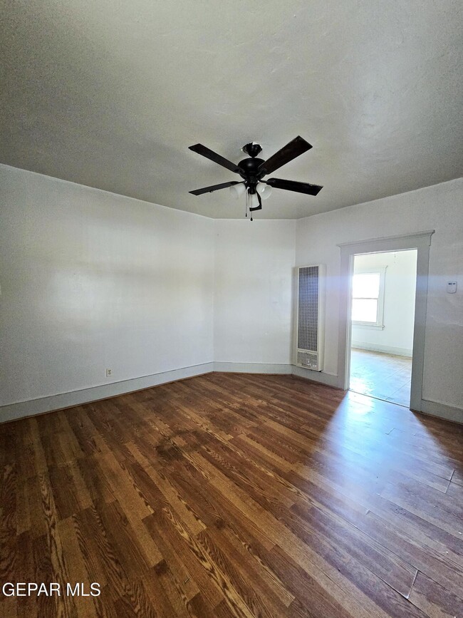 Building Photo - 2526 Yandell Dr