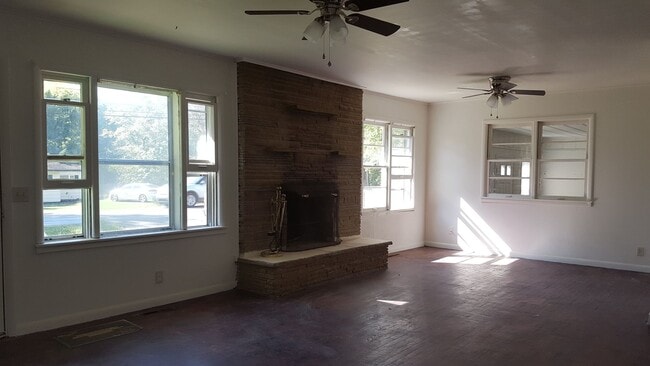 Building Photo - Spacious 3 bedroom and 1 bathroom