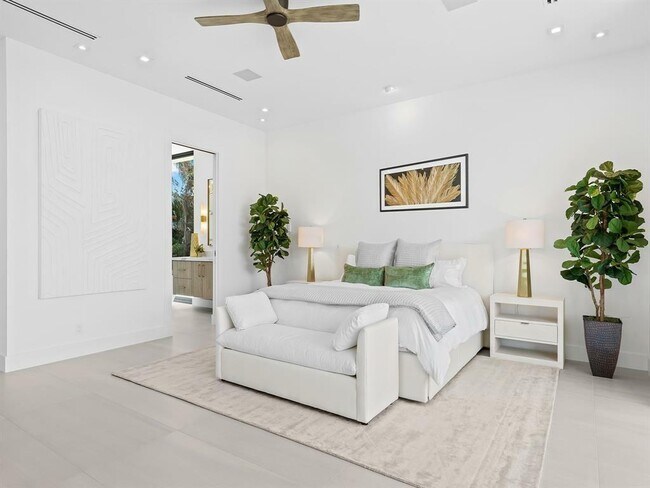 Building Photo - 2657 NE 34th St