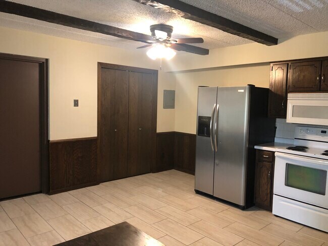 Building Photo - 304 4th St S