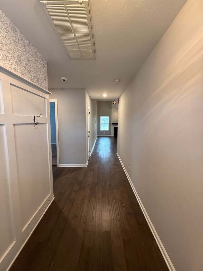 Building Photo - 3 Bedroom 3 Bathrooms located on a Cul De ...