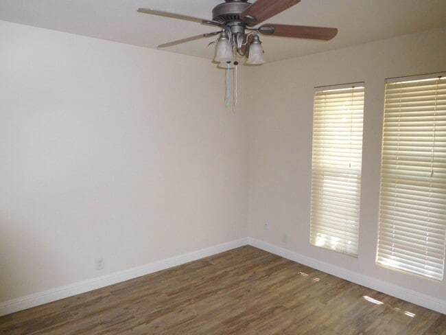 Building Photo - 2 bedroom, 1 1/2 bath, Roundtree Court in the Greenhaven area