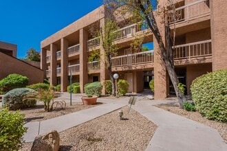 Building Photo - Two Bedrooms in Old Town Scottsdale - Avai...