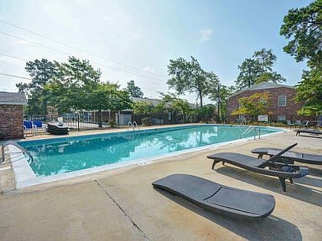 Building Photo - Forest Acres condo