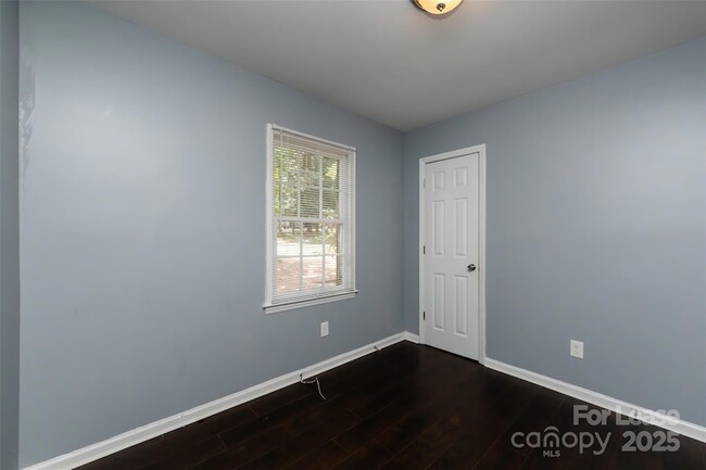 Building Photo - 4713 Belle Plaine Dr