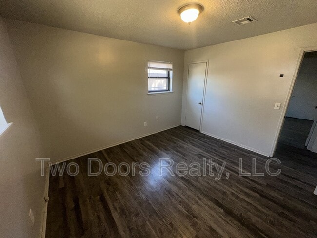 Building Photo - 729 NE 37th St
