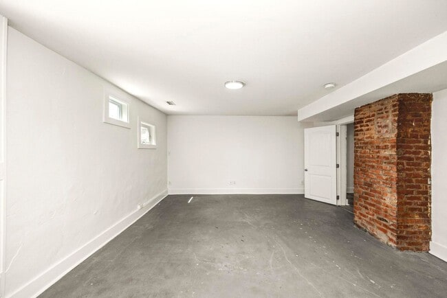 Building Photo - 611 S 14th St