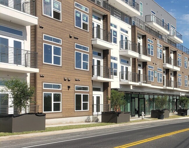Building Photo - 1700 Willow Creek Dr