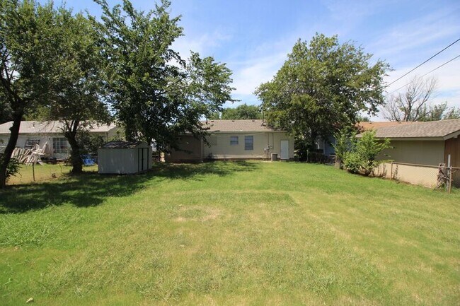 Building Photo - 1327 N Norwood Ave