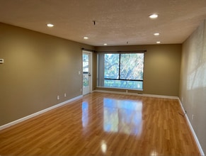 Building Photo - Spacious 3 Bed 2 Bath Condo Located in Desirable Mountain View Location