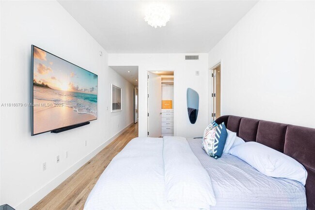 Building Photo - 16901 Collins Ave