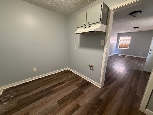 Building Photo - 1300 Robin Hood Ln