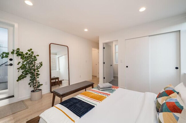 Building Photo - 673 Belmont Pl E