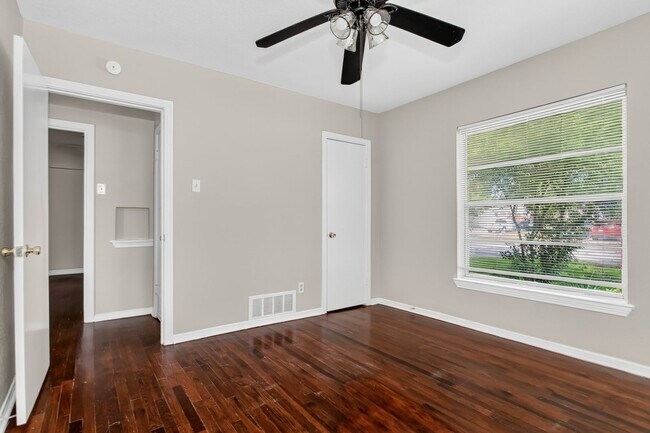 Building Photo - 2 Bedroom, 1 Bath House in Casa View!