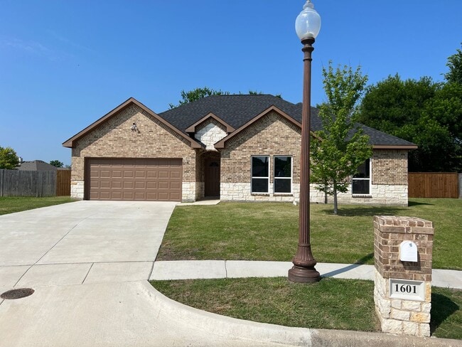 Primary Photo - Lovely home for rent in Ennis, TX!