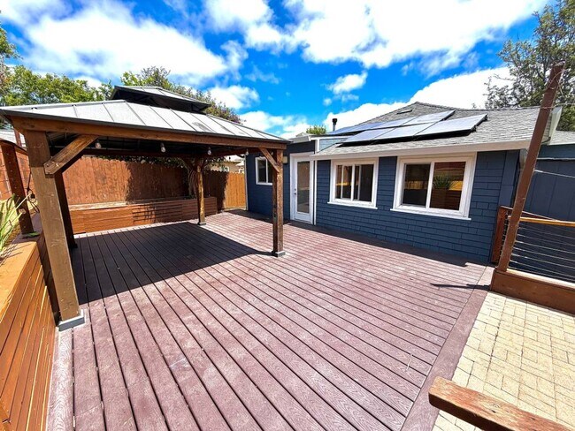 Building Photo - Amazing 3 Bedroom, 2 Bath Home with Gated Entry and Extra Studio