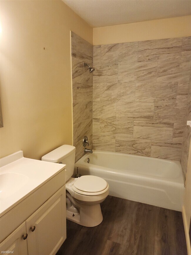 Building Photo - 3 br, 1.5 bath Duplex - 8 Hawthorne Place 10