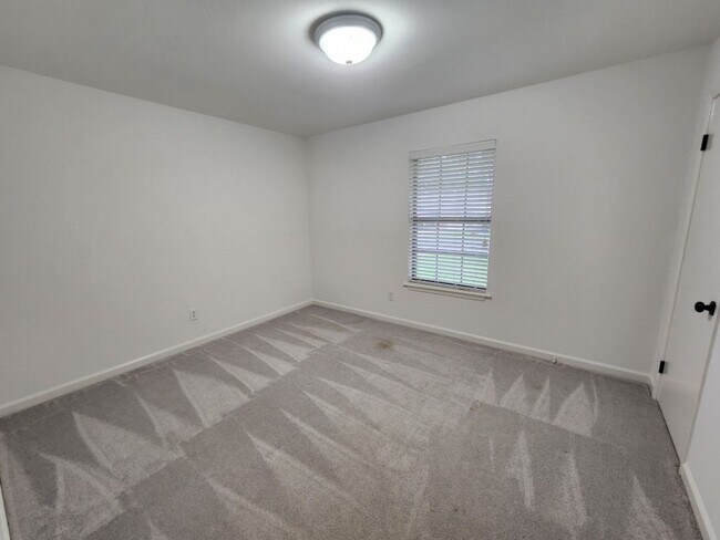 Building Photo - 41 Oak Forest Loop