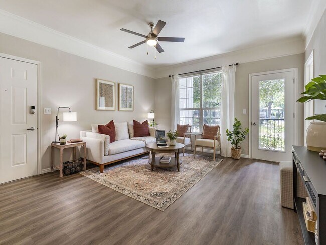 Large Living room - Pinehurst Apartments