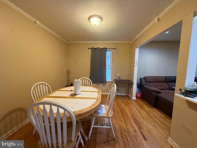 Primary Photo - 697 Johnstone St