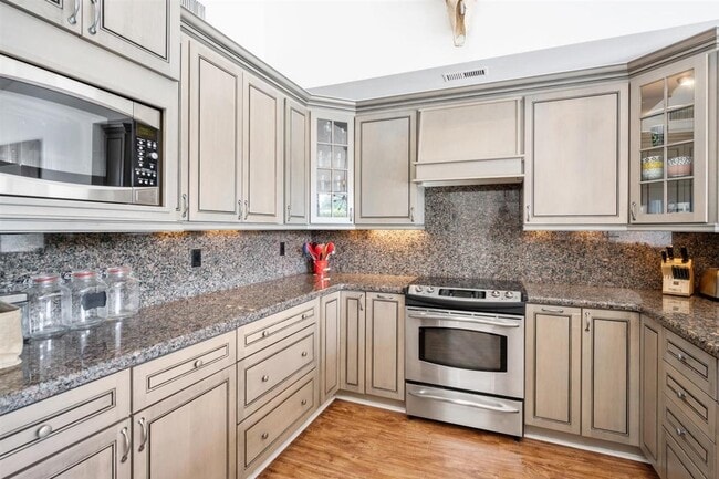 Building Photo - 2592 Sheltingham Dr